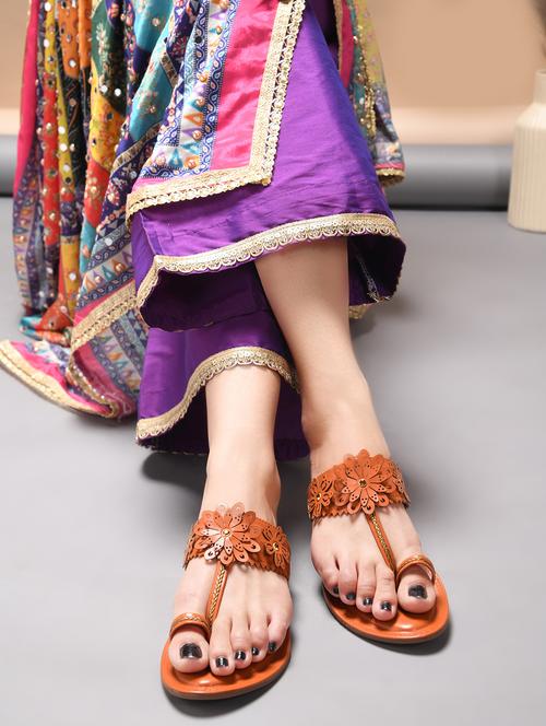 tan pu one toe kolhapuris - 21930396 -  Standard Image - 0