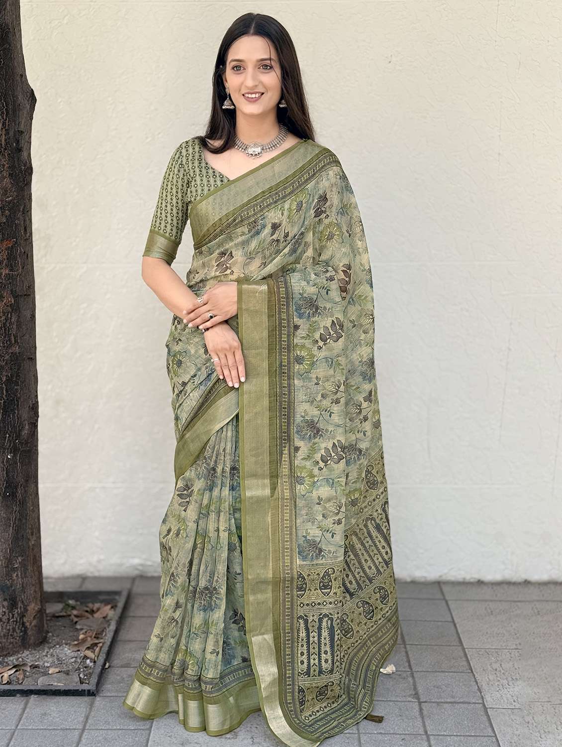 women printed casual wear saree with blouse - 21931215 - Standard Image - 1