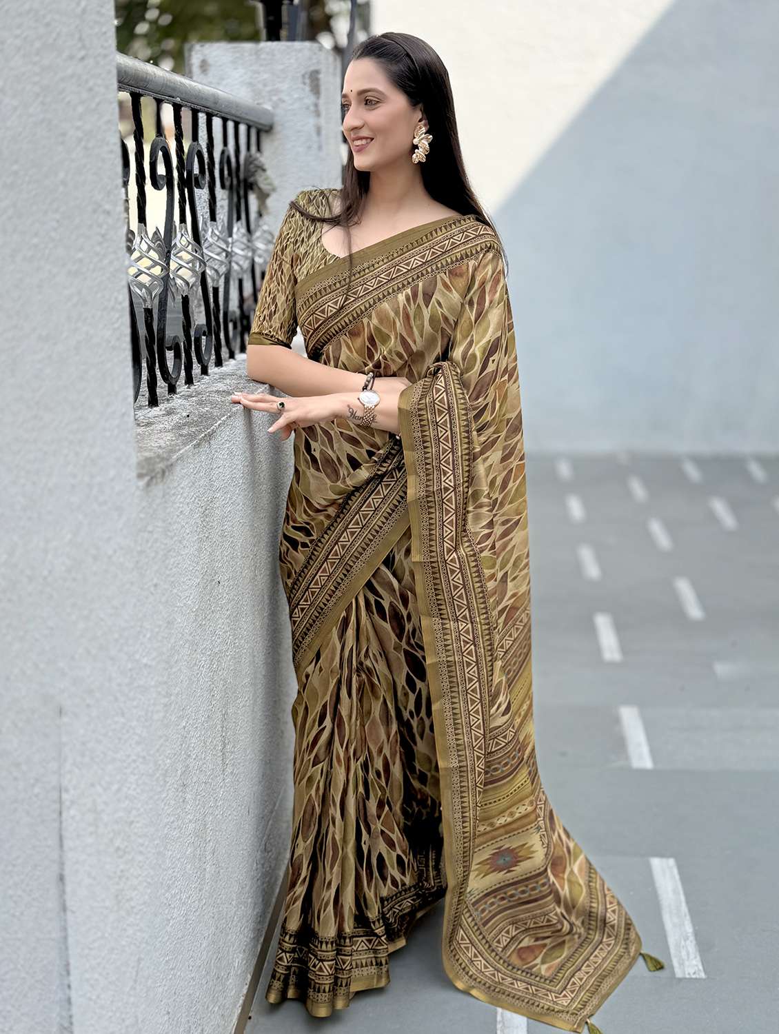 women printed casual wear saree with blouse