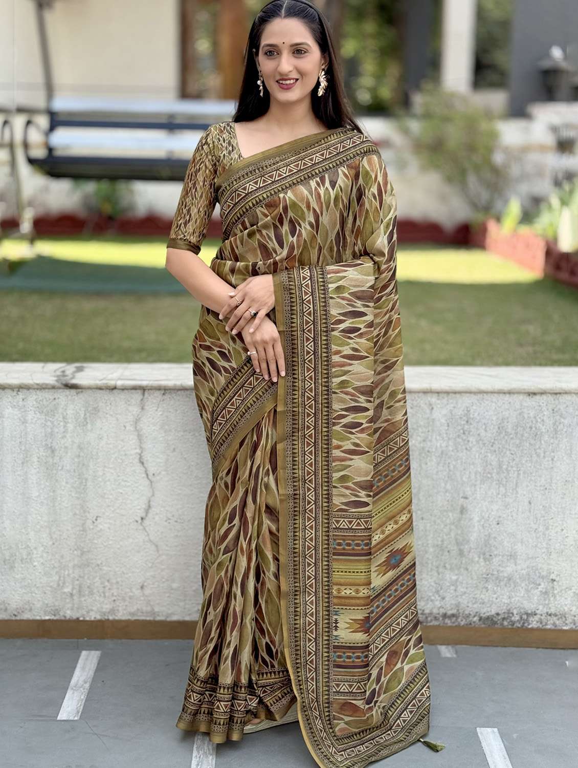 women printed casual wear saree with blouse - 21931233 -  Standard Image - 1
