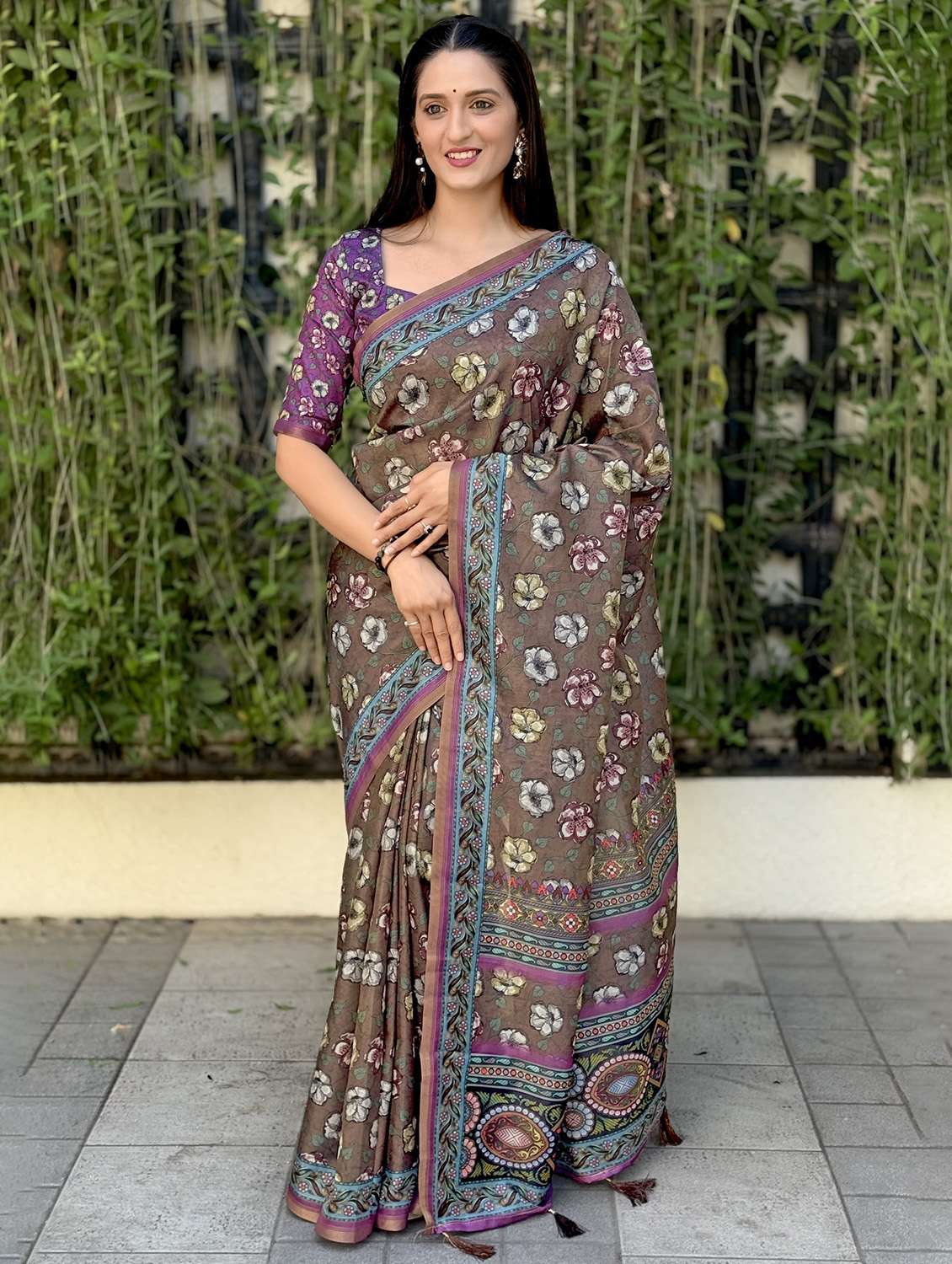 women printed casual wear saree with blouse - 21931239 -  Standard Image - 1