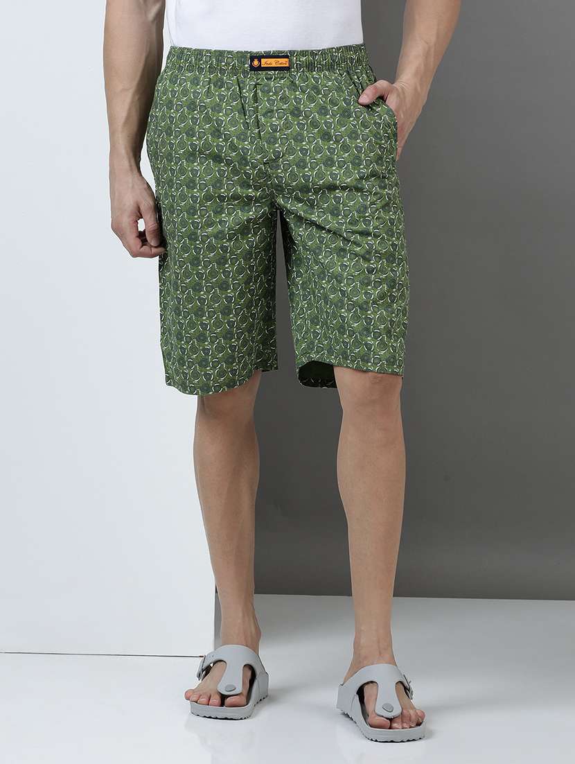 men printed mid rise regular fit shorts