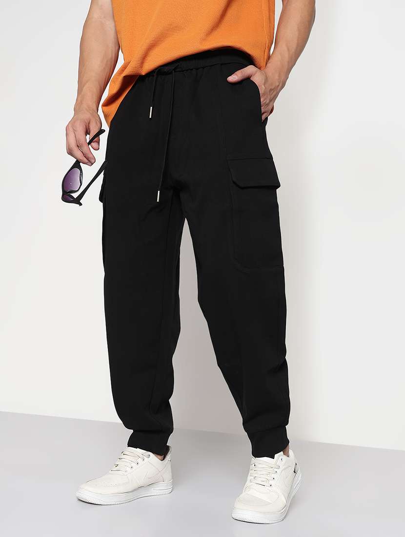 men black solid low rise jogger cargo