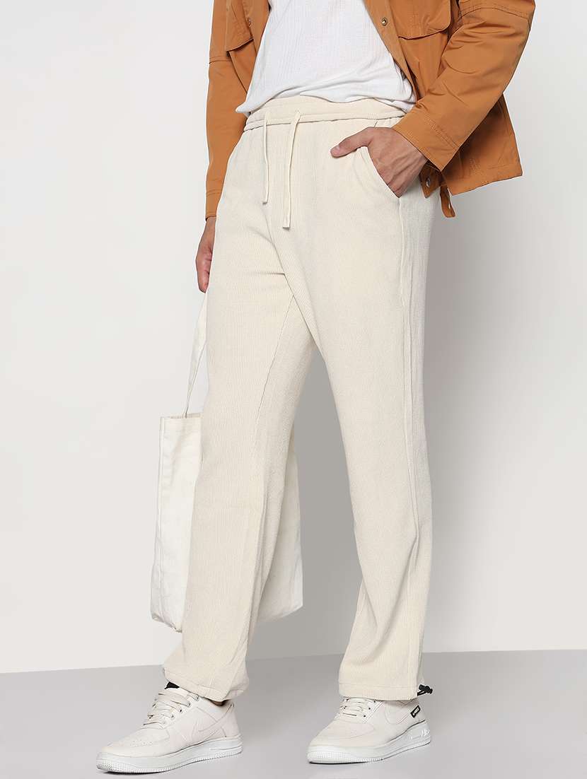 men cream solid low rise flat front casual trouser
