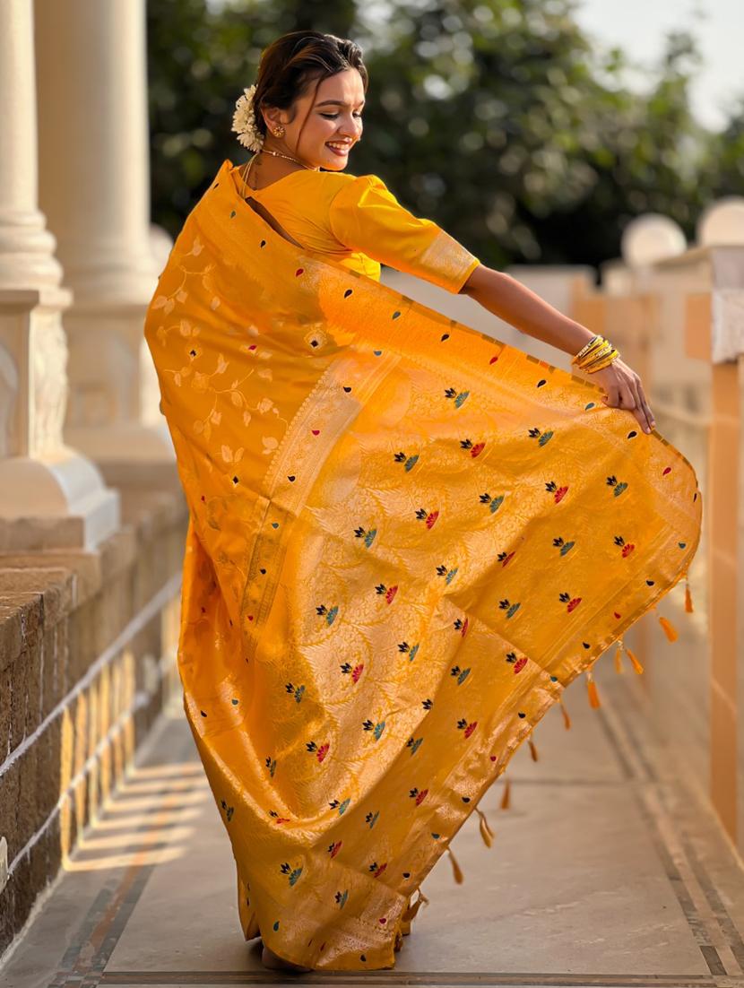 women self design banarasi saree with blouse - 21935112 - Standard Image - 1