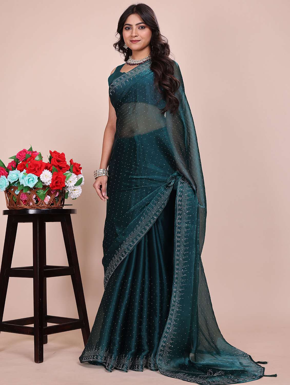 women solid with work embellished saree with blouse - 21943104 -  Standard Image - 1