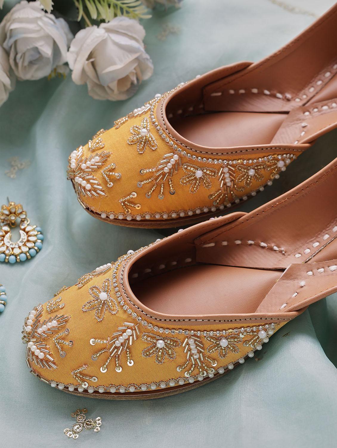 women embroidered slip on juttis - 21943242 -  Zoom Image - 0