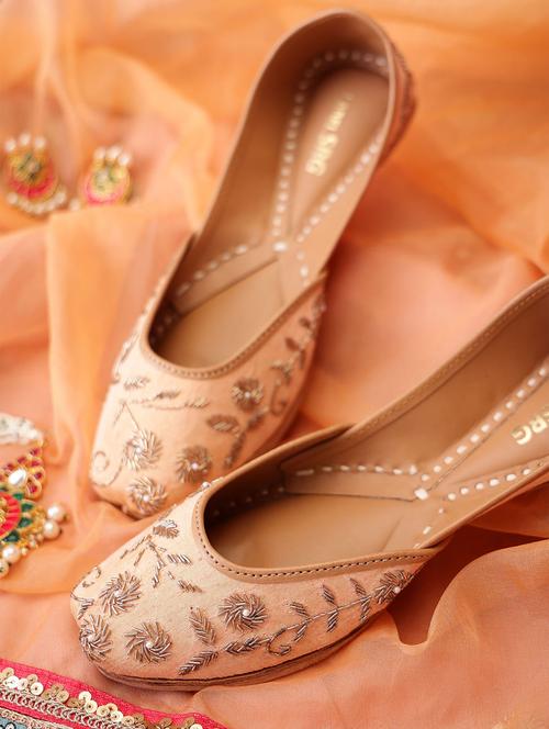 women embroidered slip on juttis - 21943243 -  Standard Image - 0