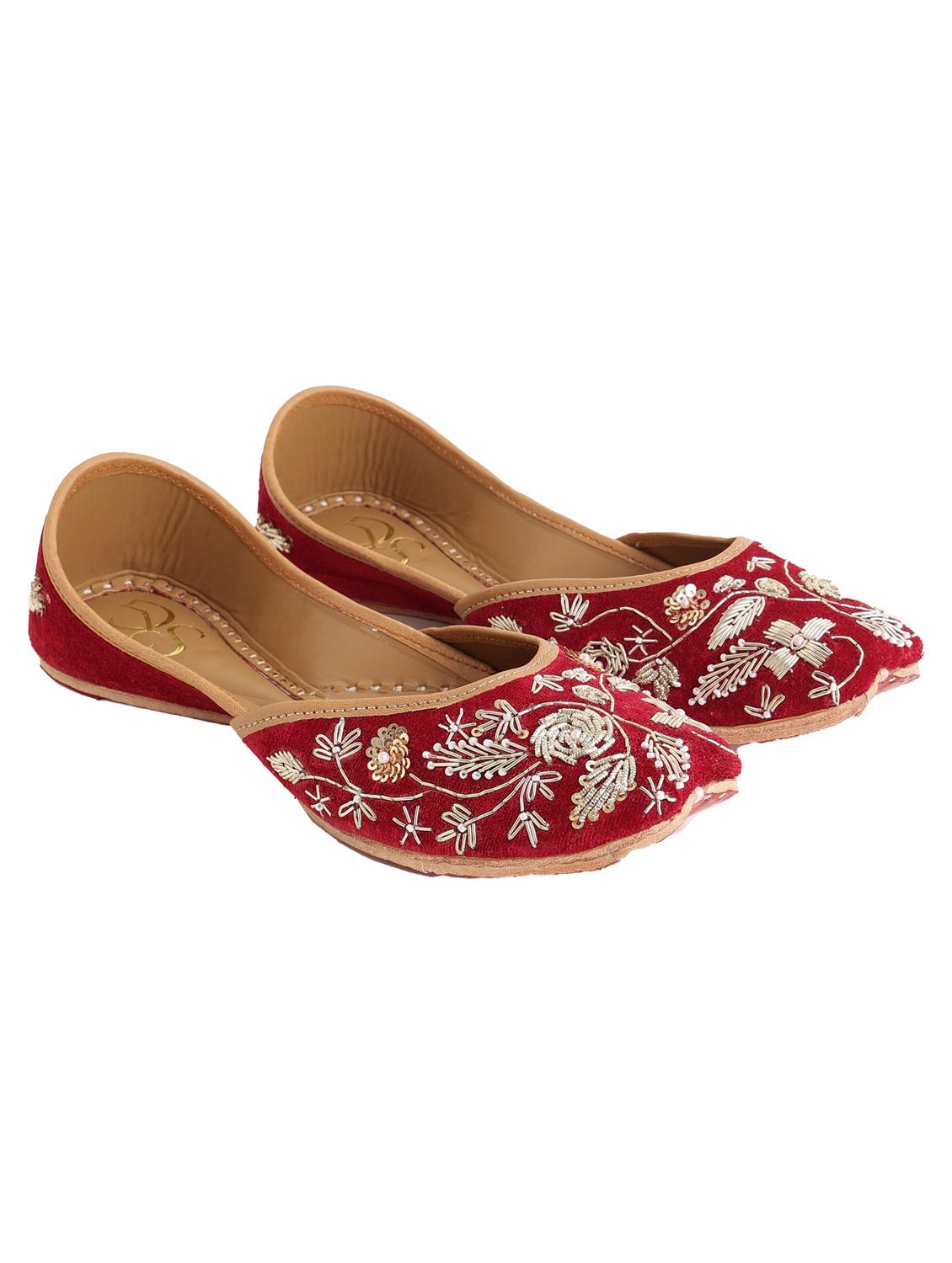 women embroidered slip on juttis - 21943252 - Standard Image - 1