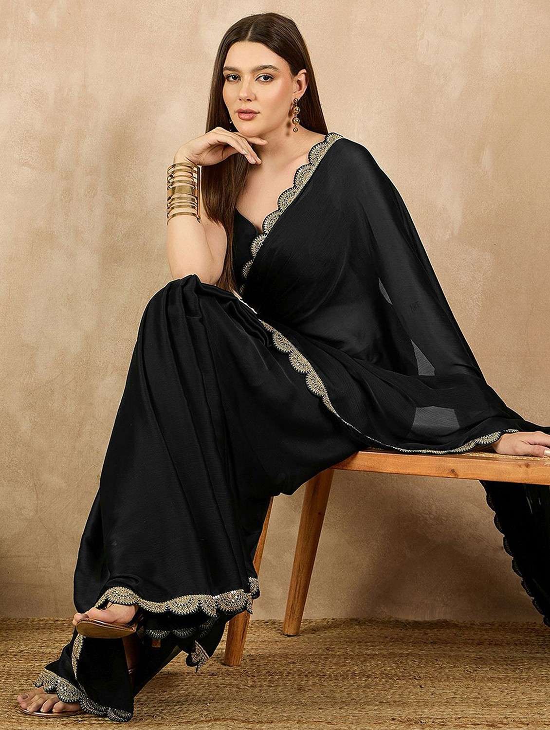 women solid with bordered saree with blouse - 21944885 - Standard Image - 4