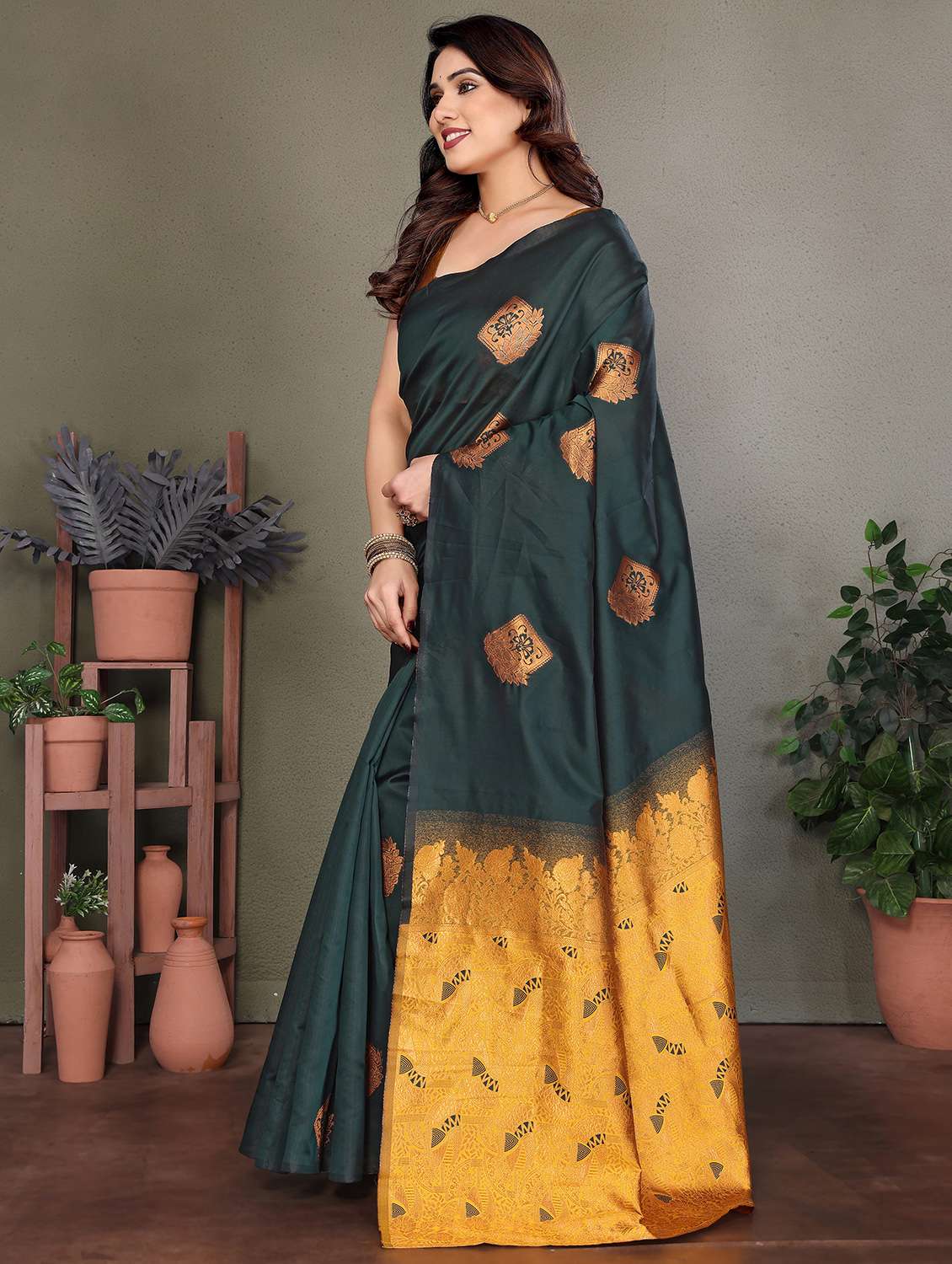 women self design banarasi saree with blouse - 21946724 -  Standard Image - 1