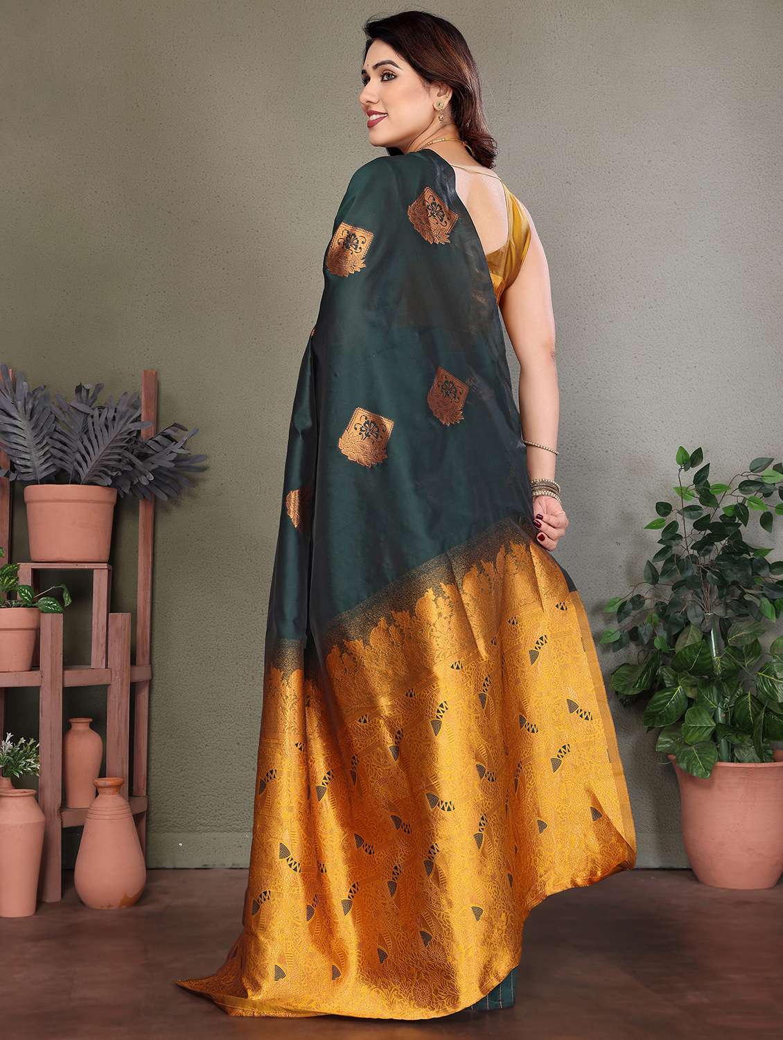 women self design banarasi saree with blouse - 21946724 -  Standard Image - 4