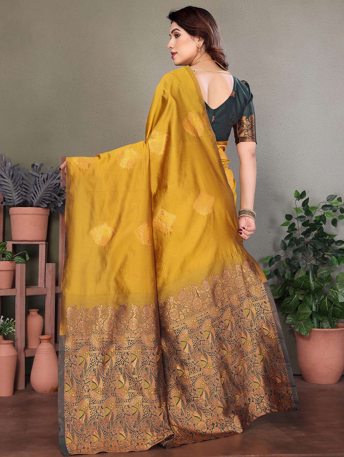 women self design banarasi saree with blouse - 21946725 - Standard Image - 4