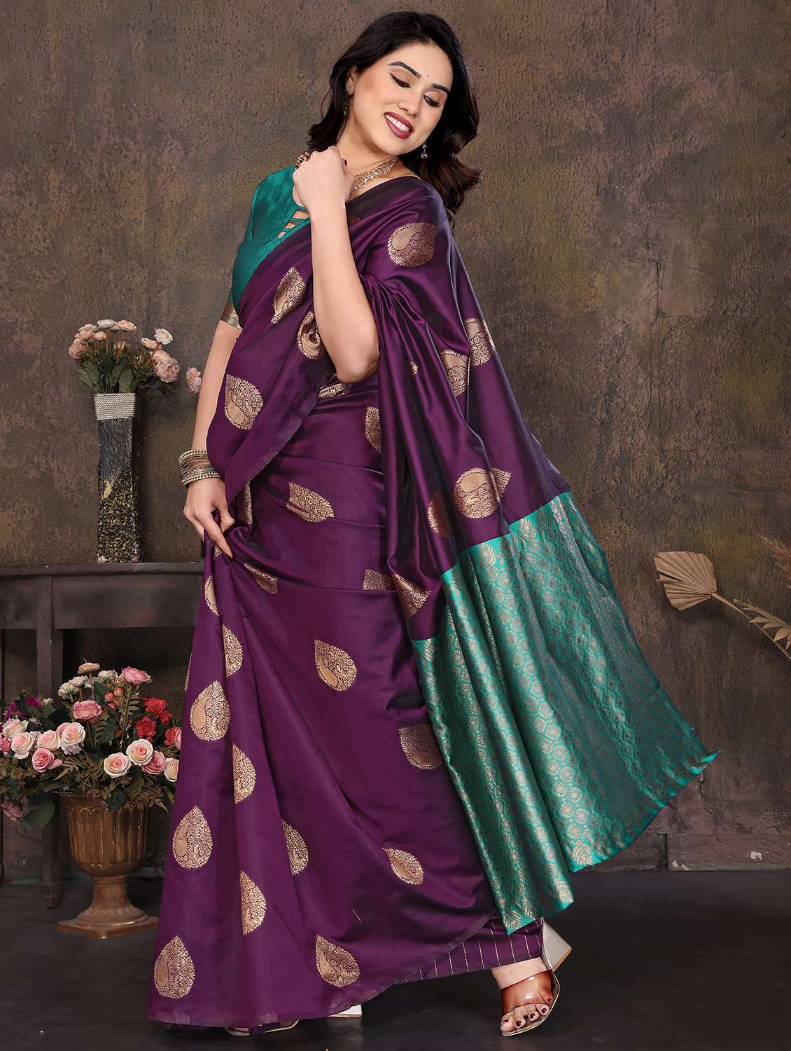 women self design banarasi saree with blouse - 21946730 -  Standard Image - 4