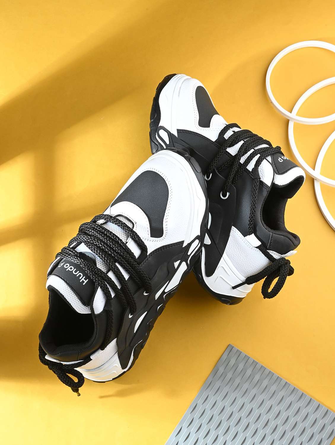 men white lace up sneaker