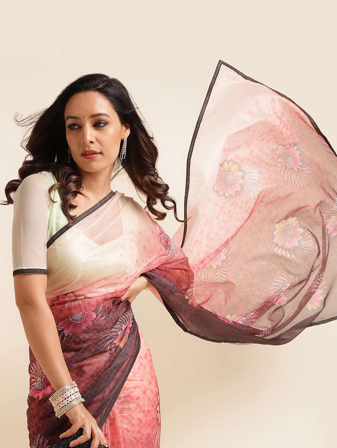 women floral printed saree with blouse - 21949930 -  Standard Image - 4