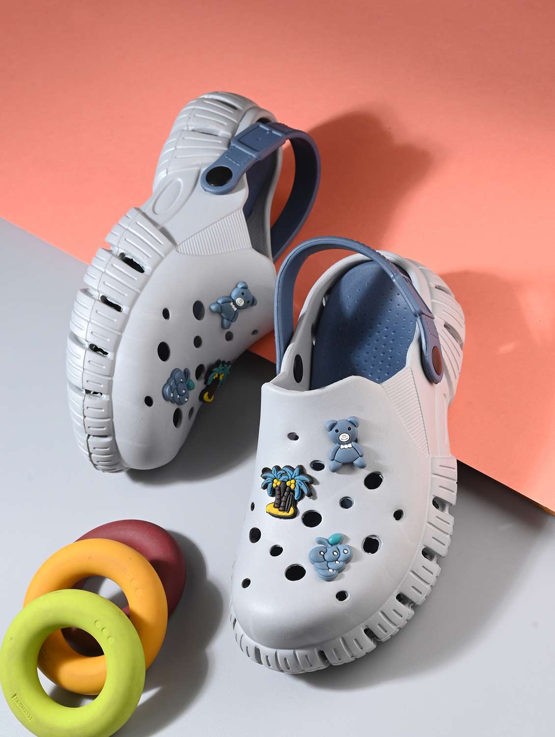 men grey solid clogs