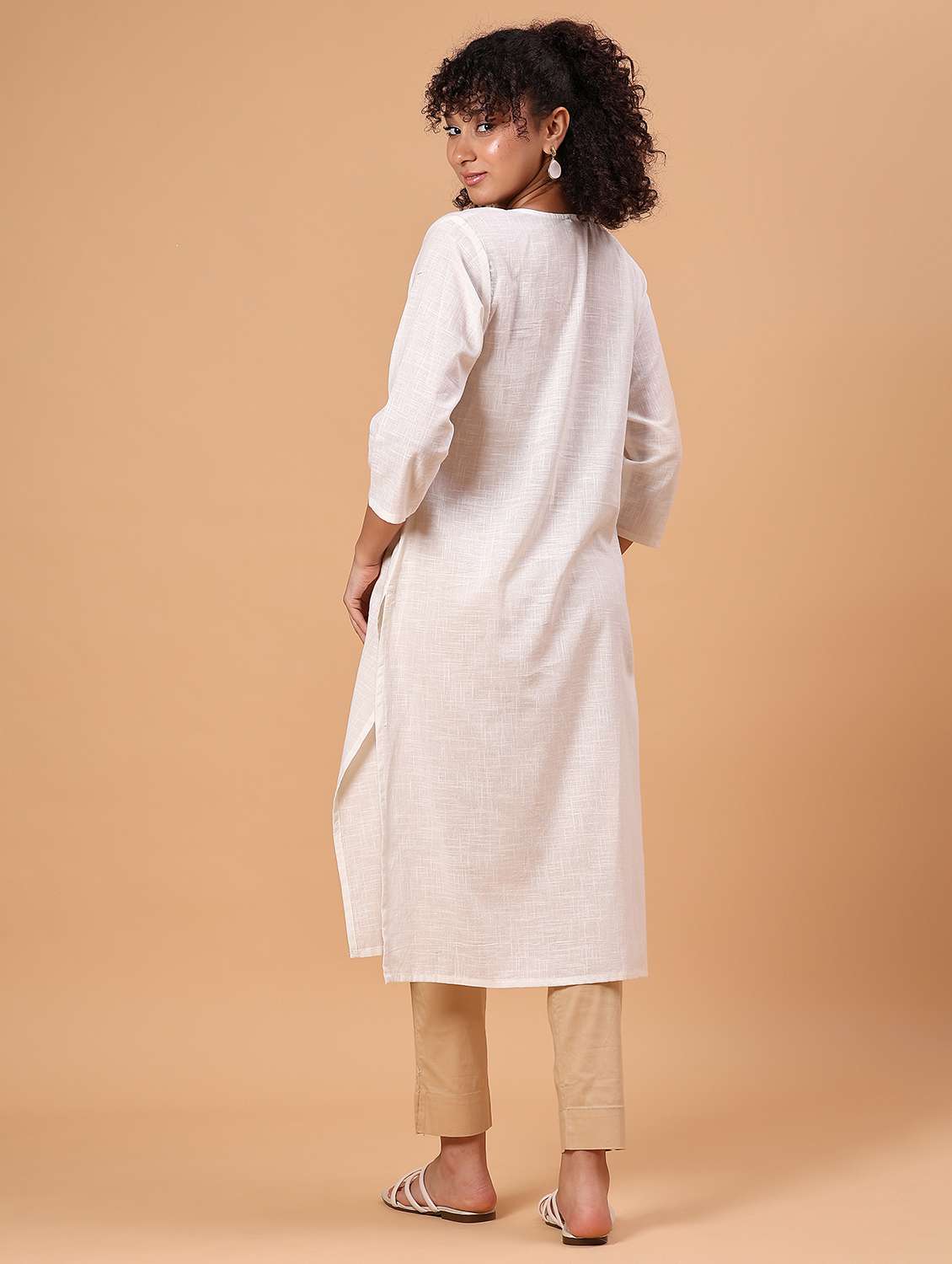 women white embroidered notch neck straight kurta - 21952089 -  Standard Image - 4