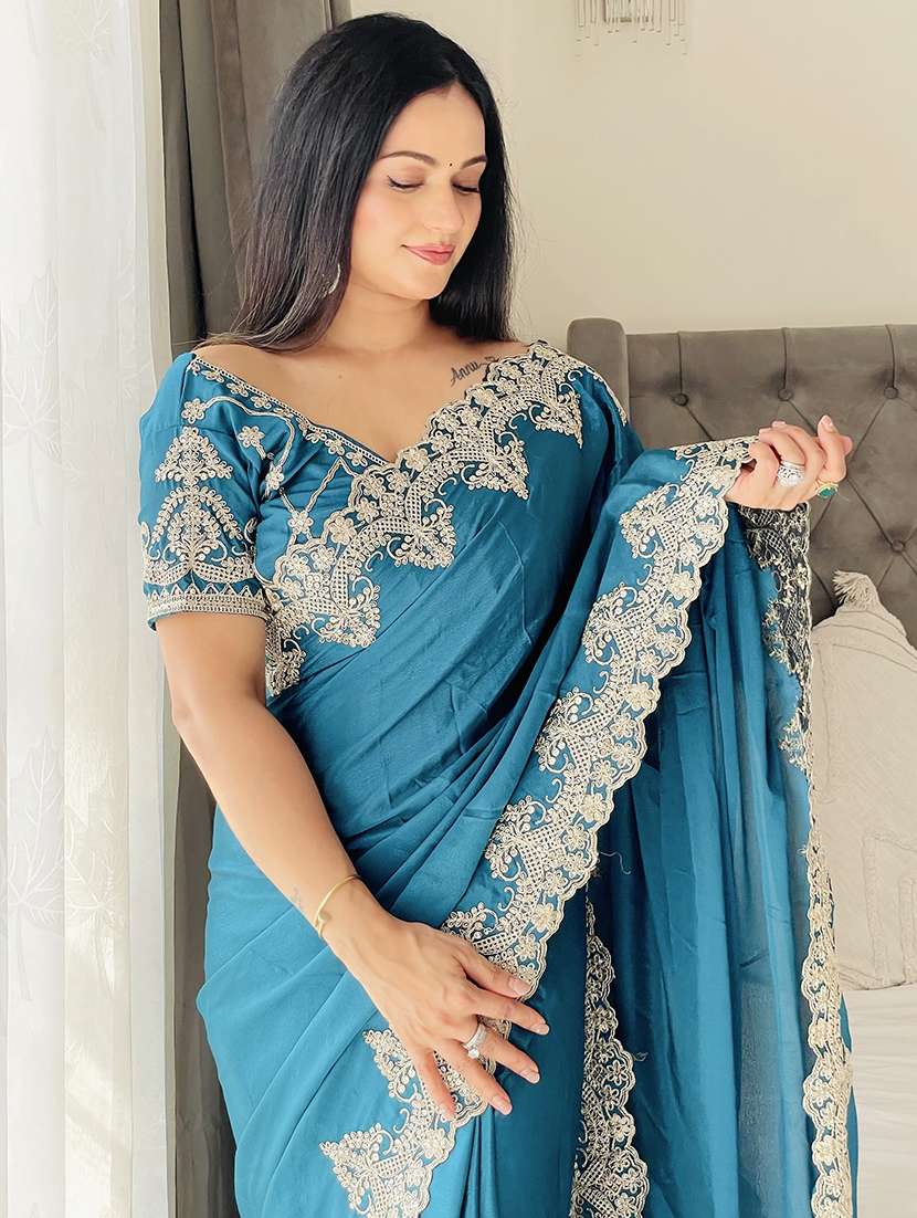 women solid with bordered saree with blouse - 21956650 -  Standard Image - 4