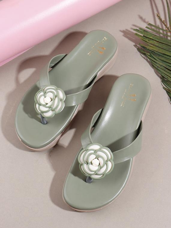women embellished toe separator flat sandal - 21957756 - Zoom Image - 0