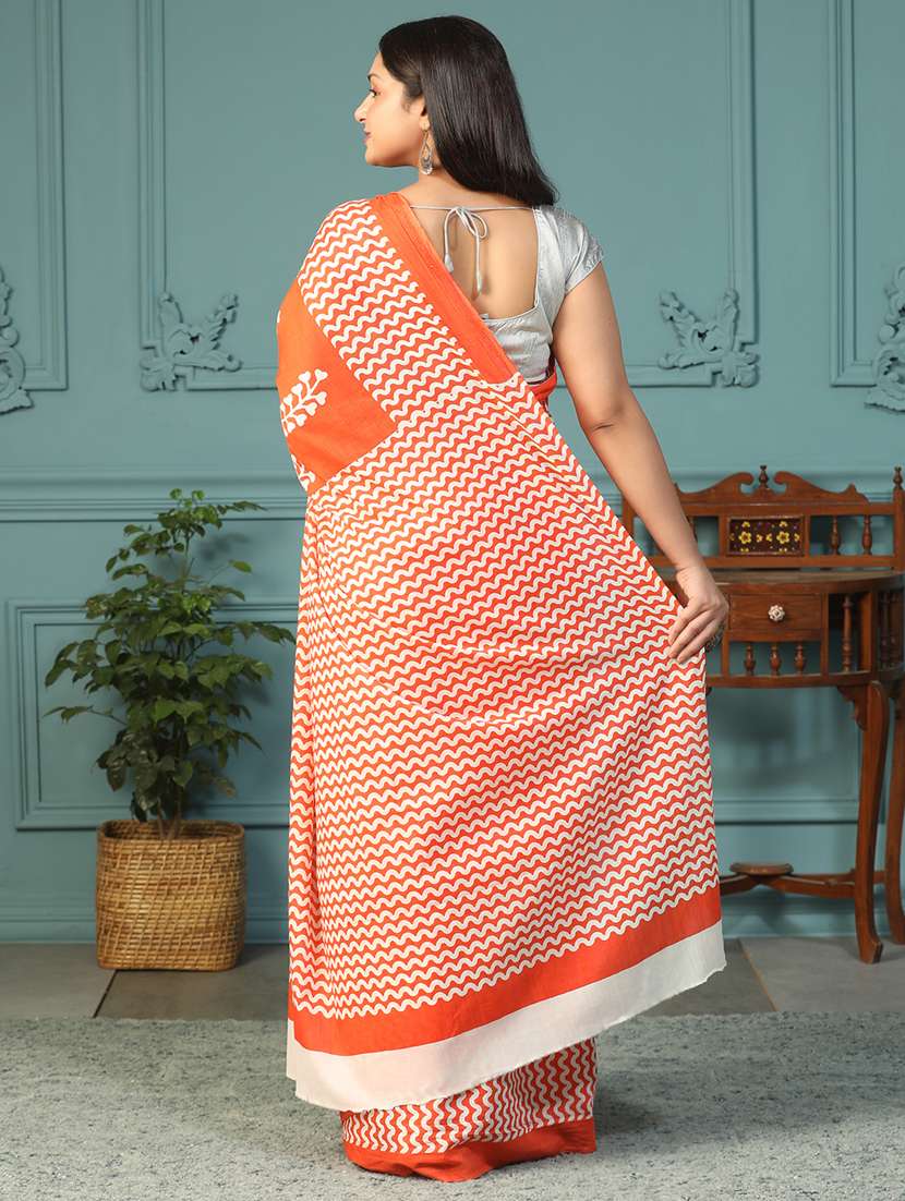 women printed casual wear saree with blouse - 21957826 - Standard Image - 4