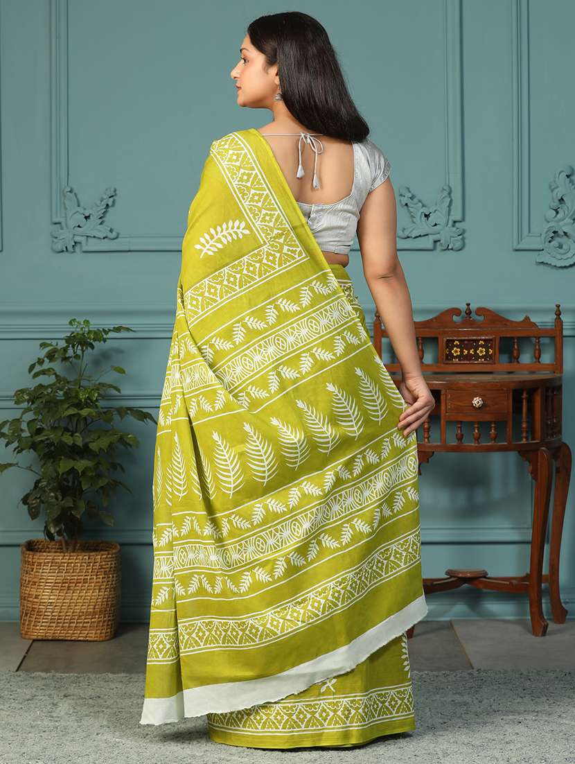 women printed casual wear saree with blouse - 21957828 - Standard Image - 4