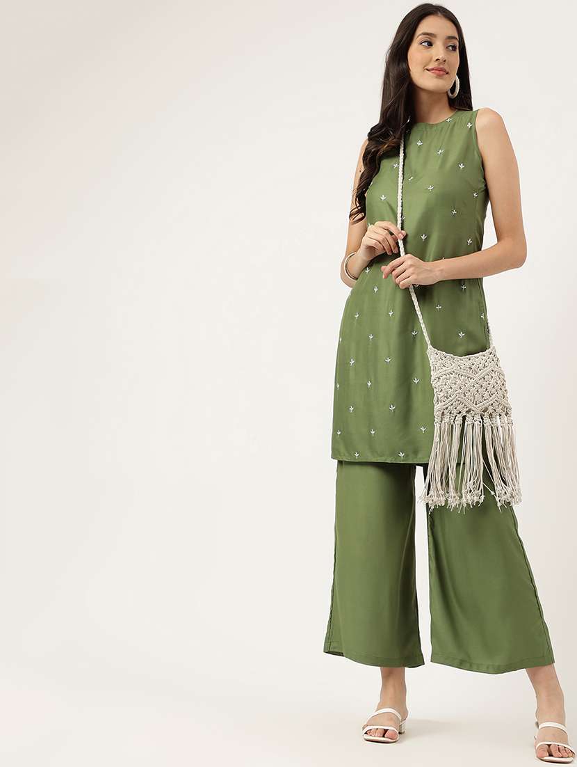 women embroidered sleeveless kurta palazzo set