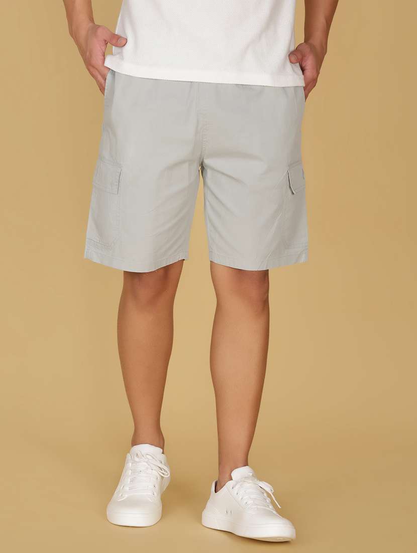 men solid mid rise regular fit cargo shorts