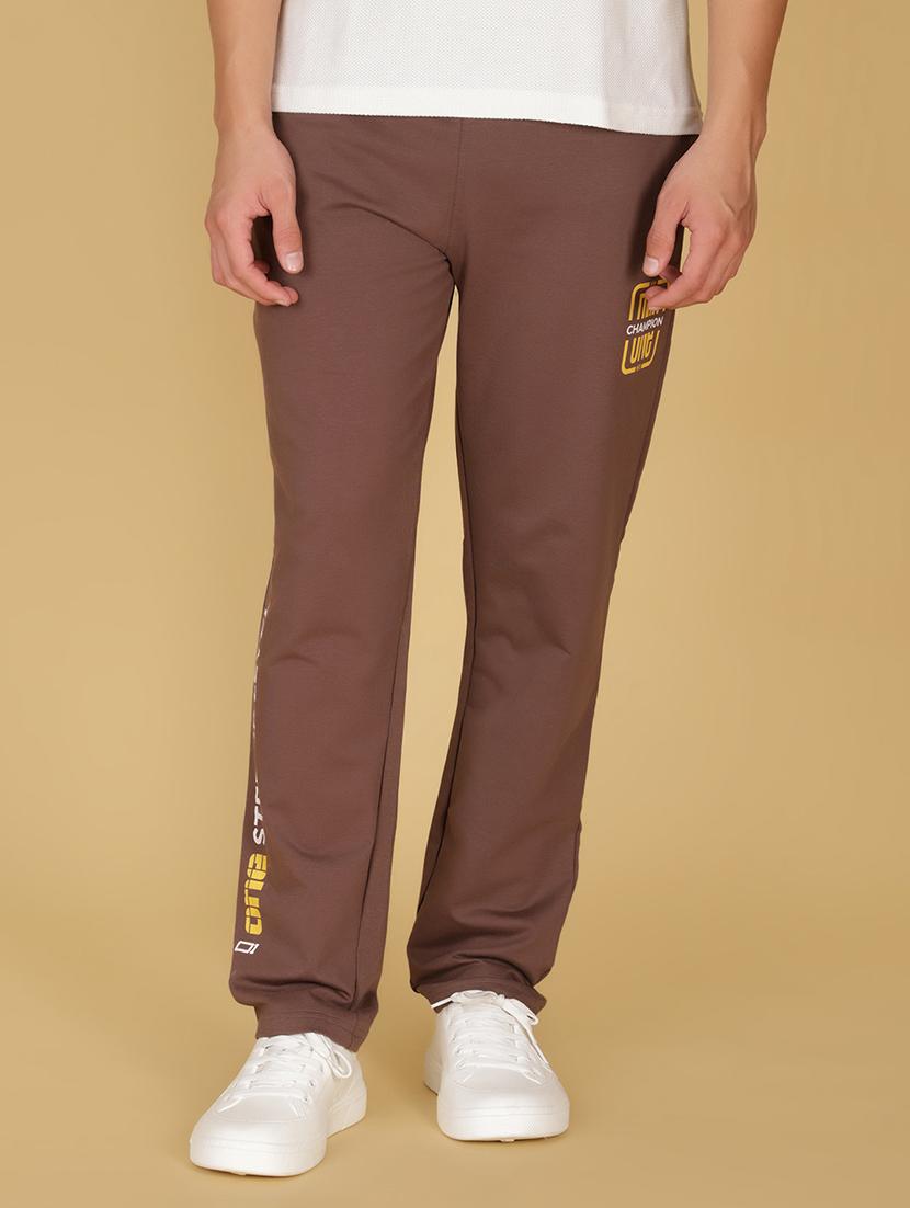 men placement print mid rise full length track pant