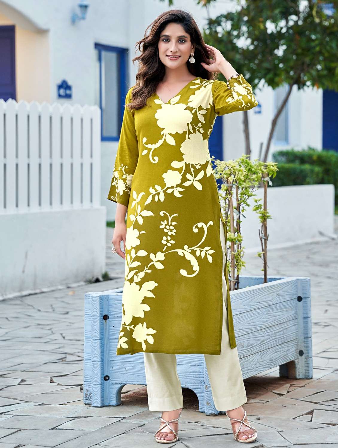 women floral printed long sleeve straight kurta
