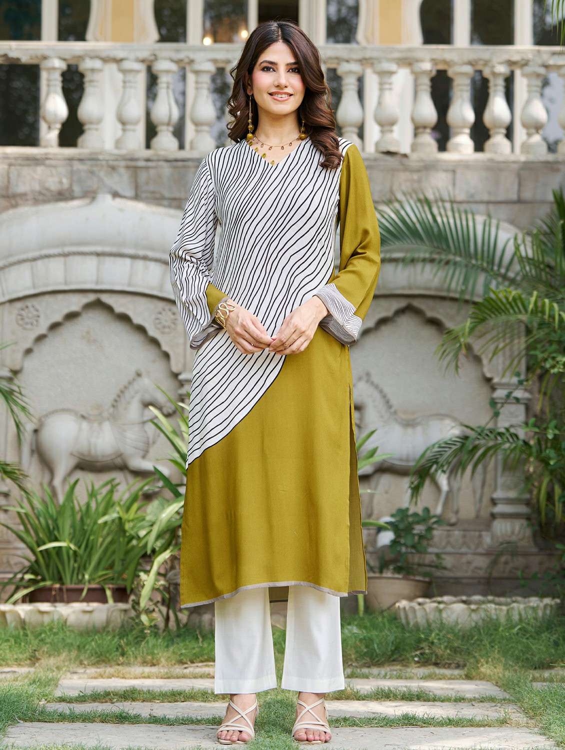women printed long sleeve straight kurta - 21959420 -  Zoom Image - 0
