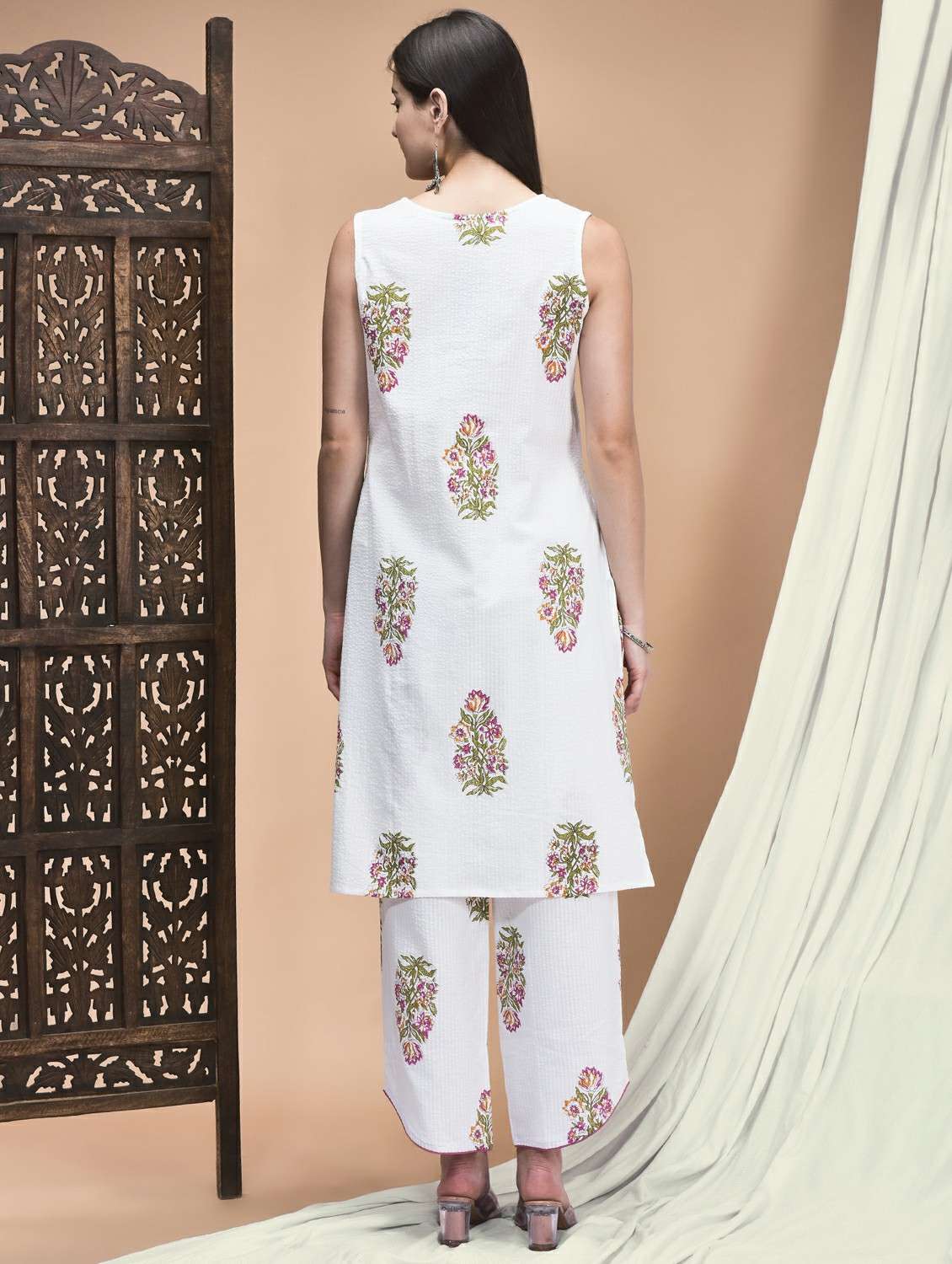 women white sleeveless kurta palazzo set - 21959506 - Standard Image - 4