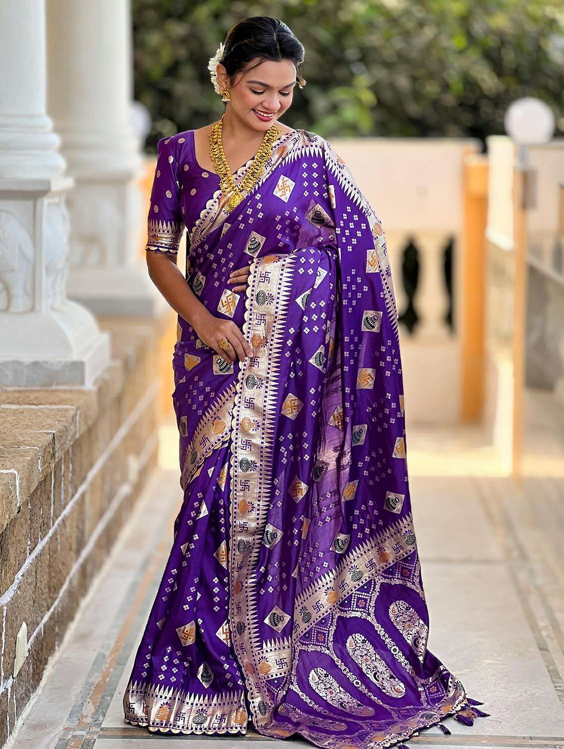 women bandhani bordered saree with blouse