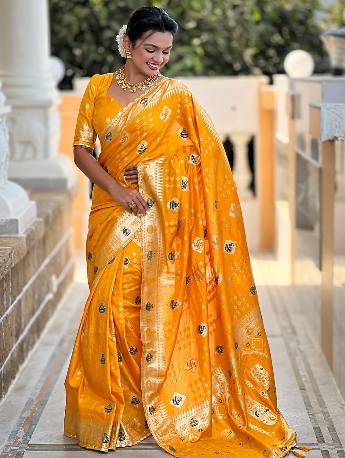 women bandhani bordered saree with blouse