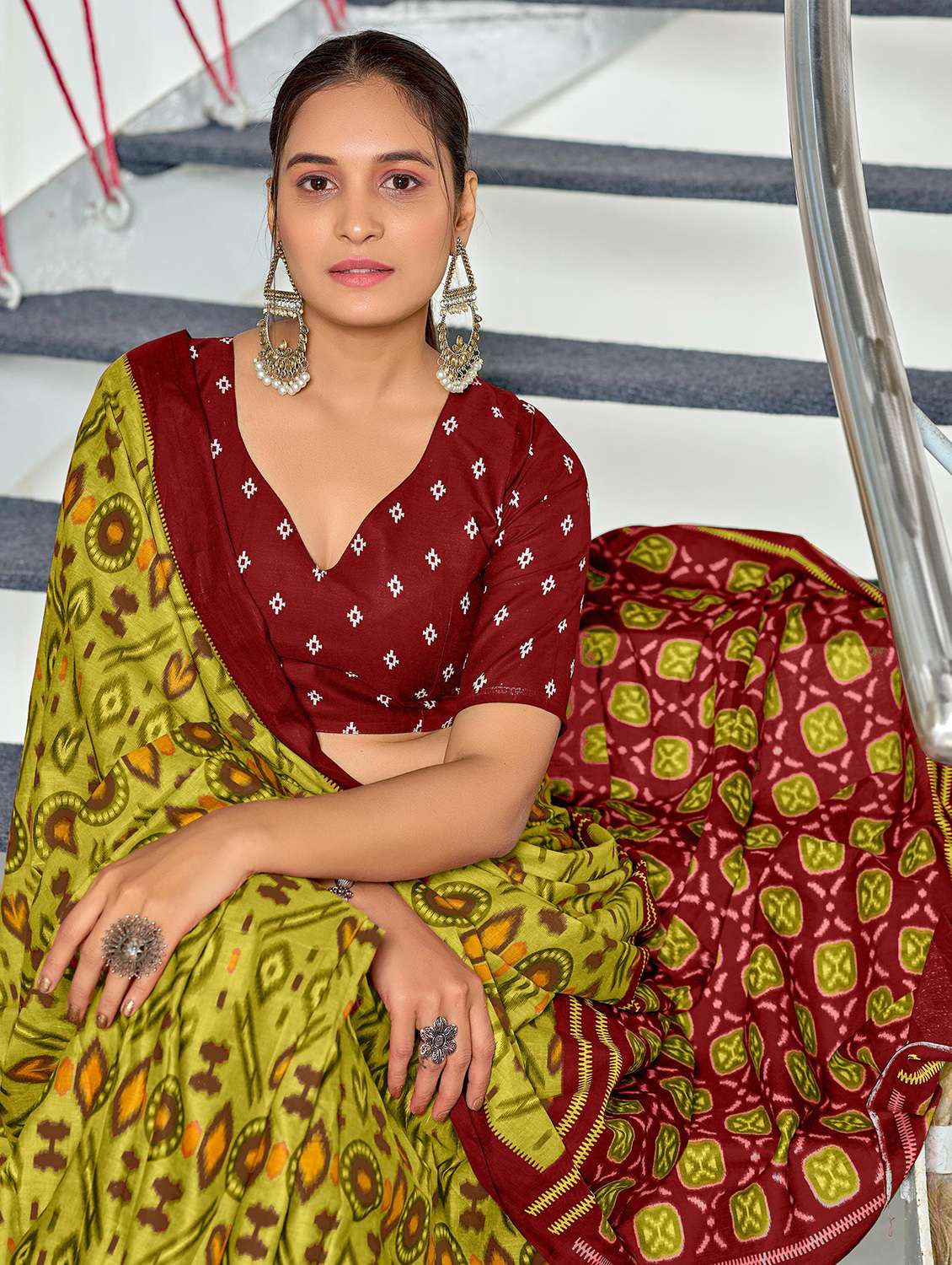 women ikat printed ready to wear saree with blouse - 21960202 - Standard Image - 4