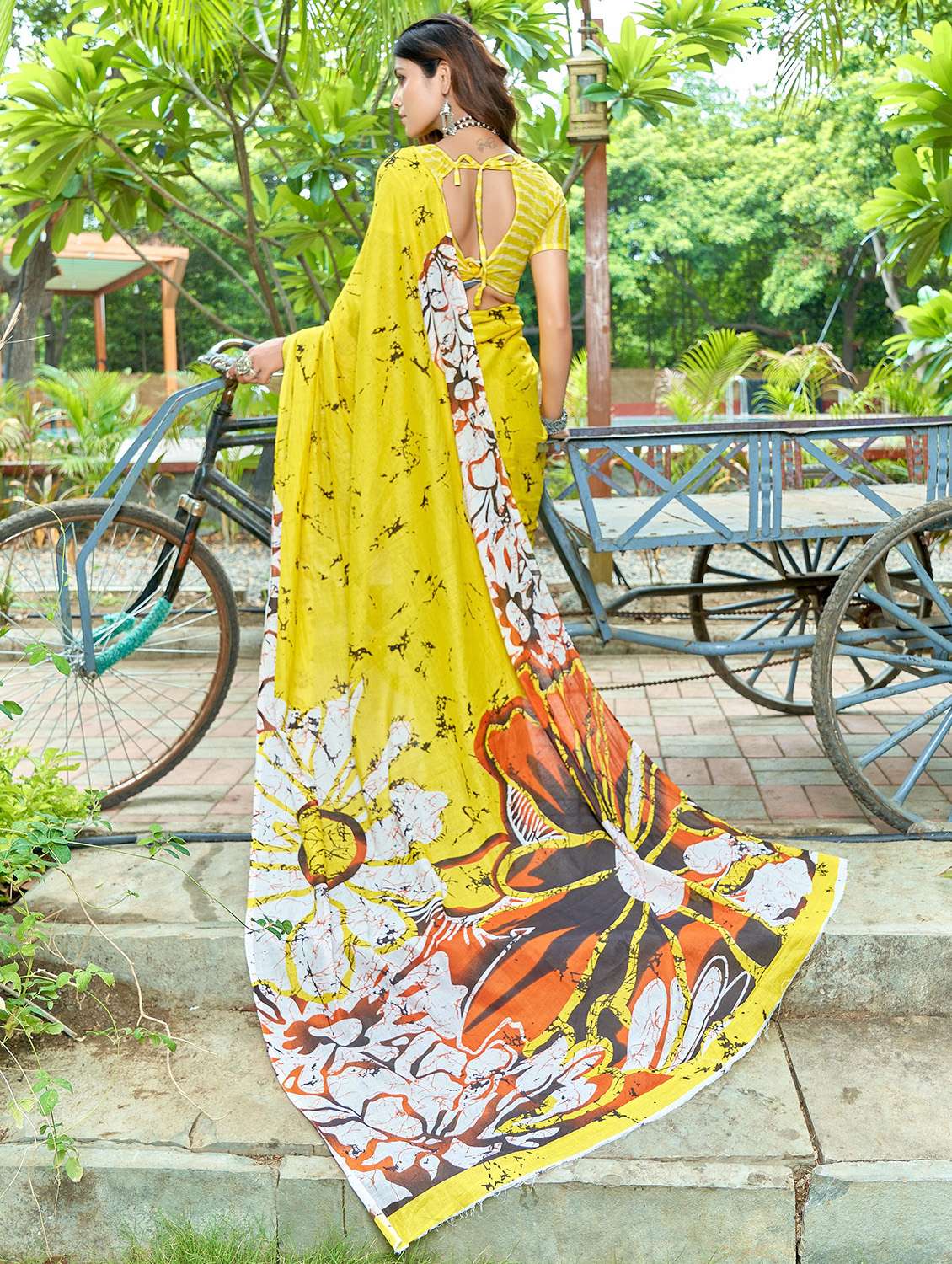 women printed casual wear saree with blouse - 21960442 -  Standard Image - 1