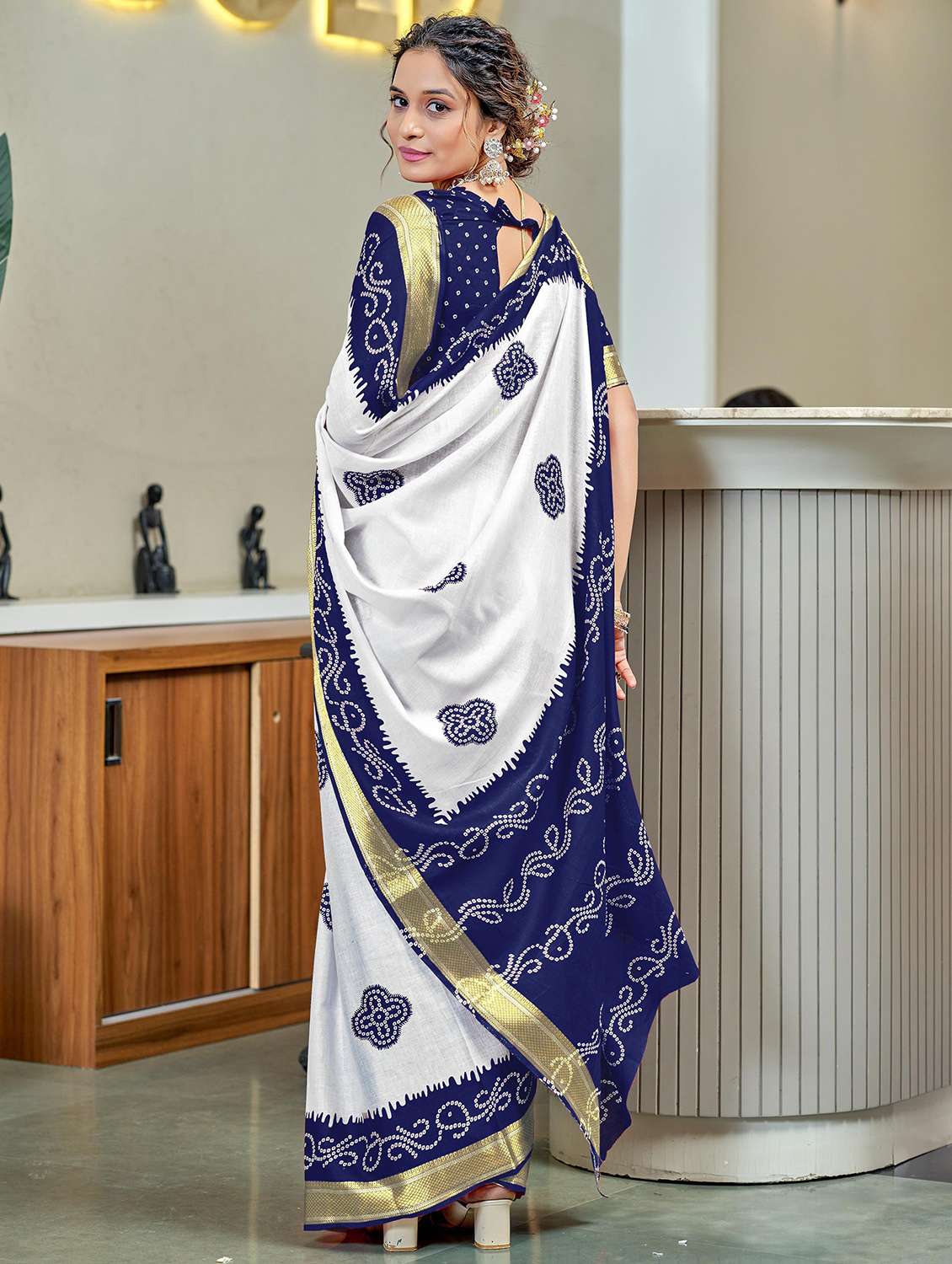 women bandhani printed saree with blouse - 21960490 -  Standard Image - 1
