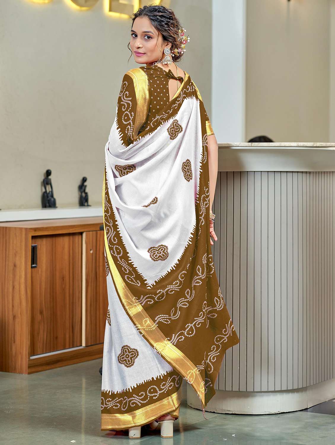 women bandhani printed saree with blouse - 21960494 -  Standard Image - 1