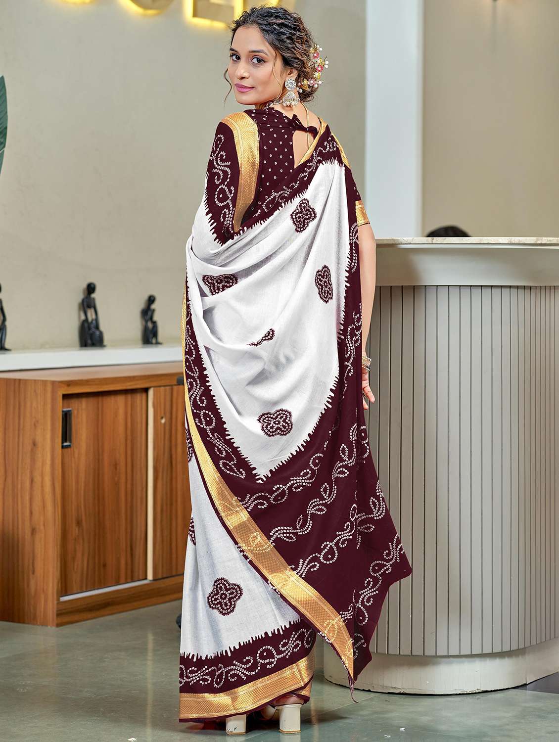 women bandhani printed saree with blouse - 21960497 -  Standard Image - 1