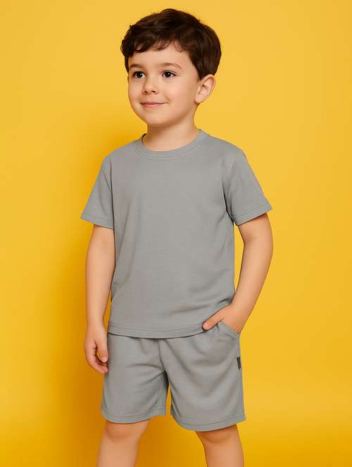 boys solid t-shirt & shorts co-ord set