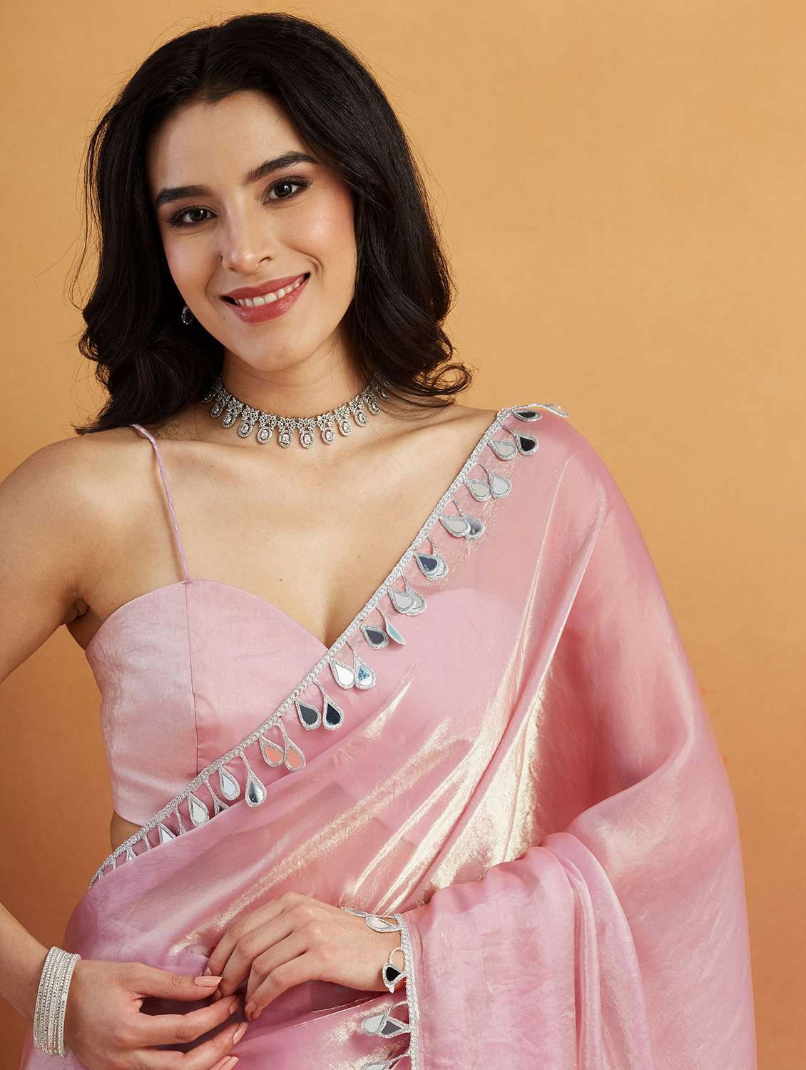 women solid with embellished bordered saree with blouse - 21961287 - Standard Image - 4
