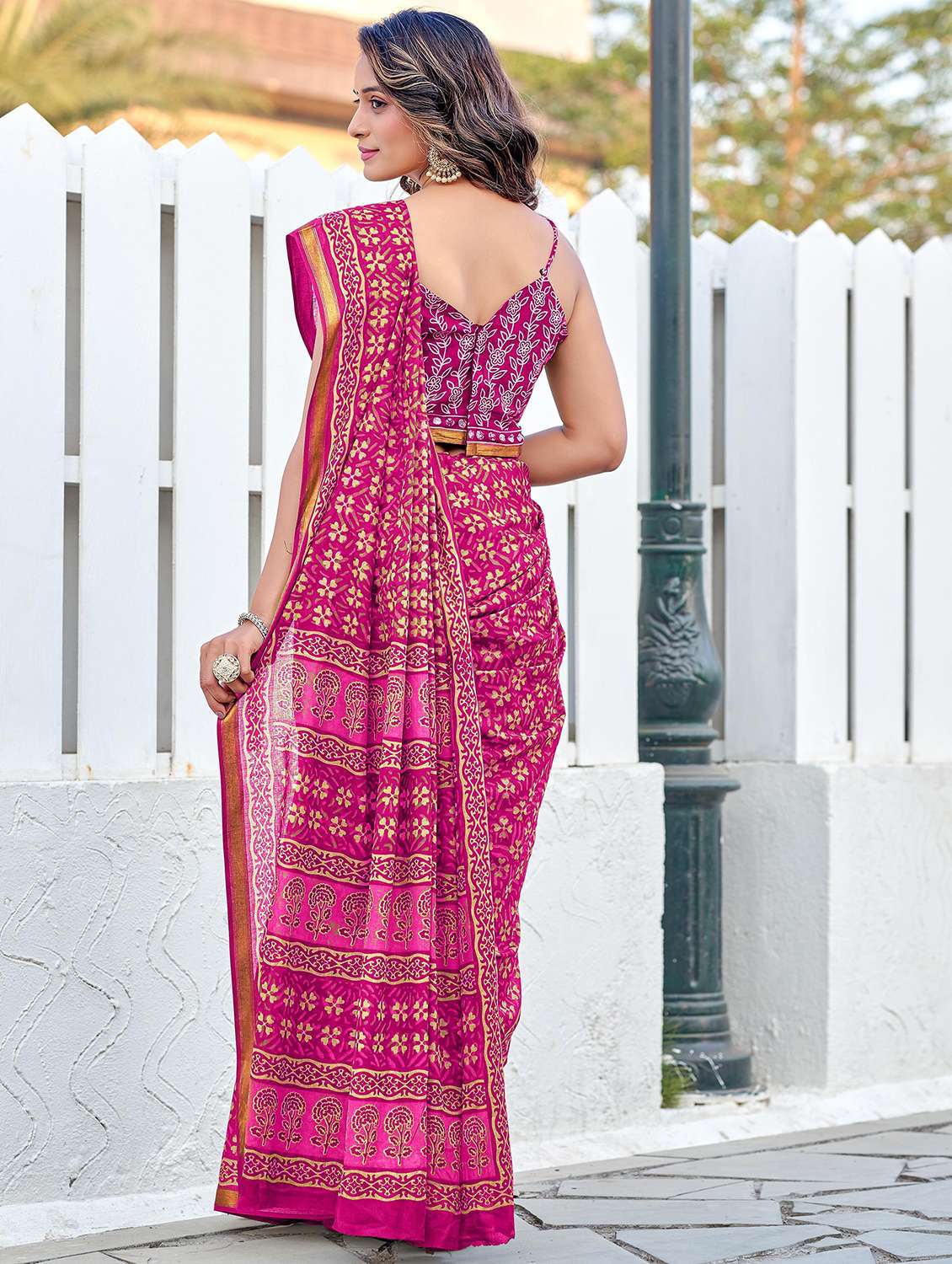 women printed casual wear saree with blouse - 21961399 -  Standard Image - 1