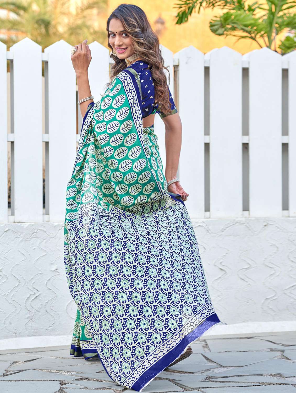 women printed casual wear saree with blouse - 21961401 -  Standard Image - 1