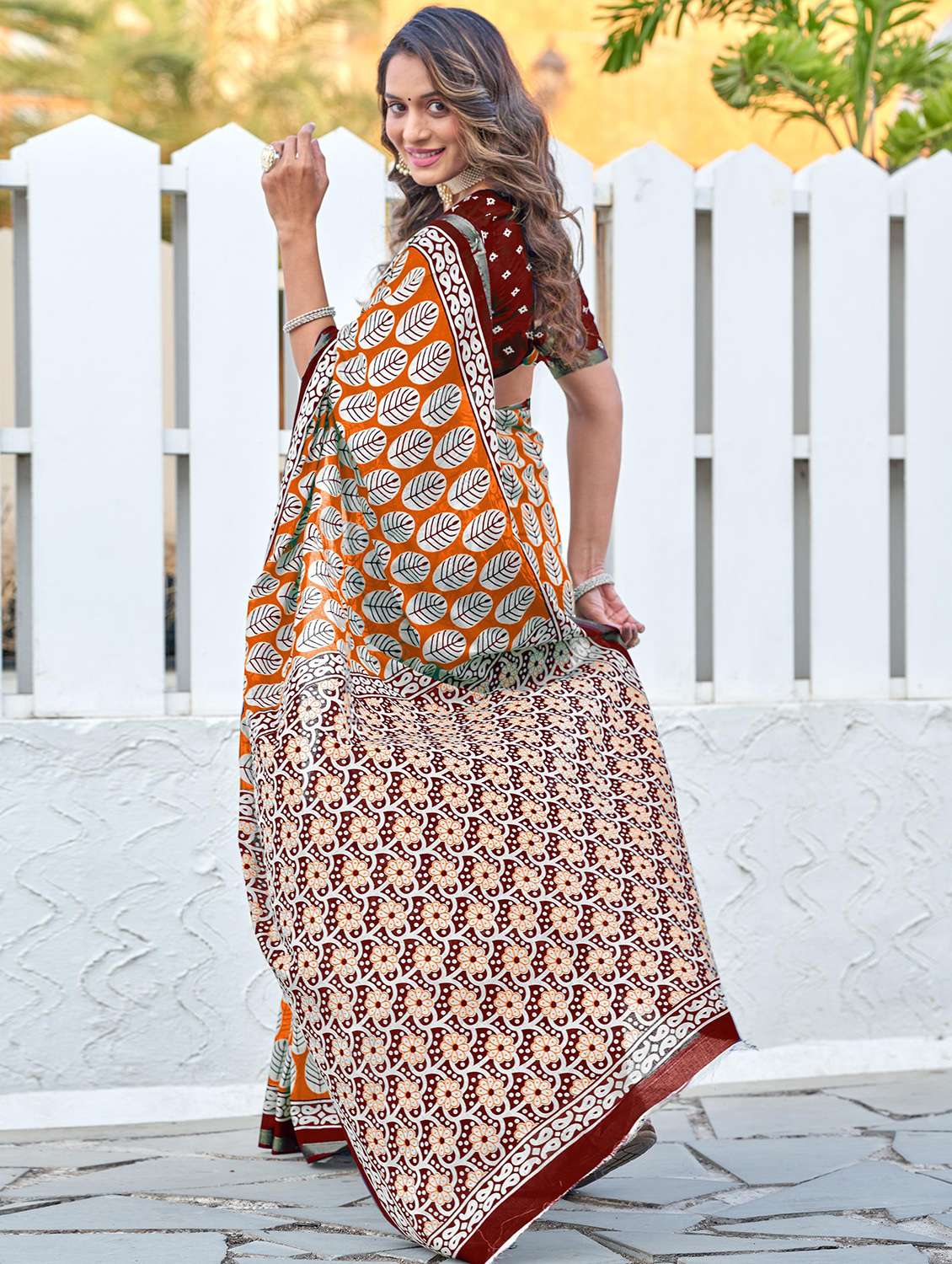 women printed casual wear saree with blouse - 21961402 -  Standard Image - 1