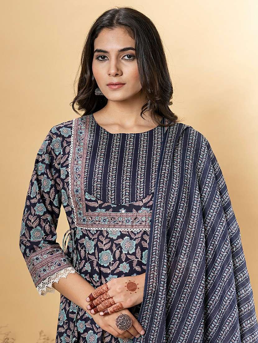 women three quarter sleeve kurta pant with dupatta set - 21962319 -  Standard Image - 4