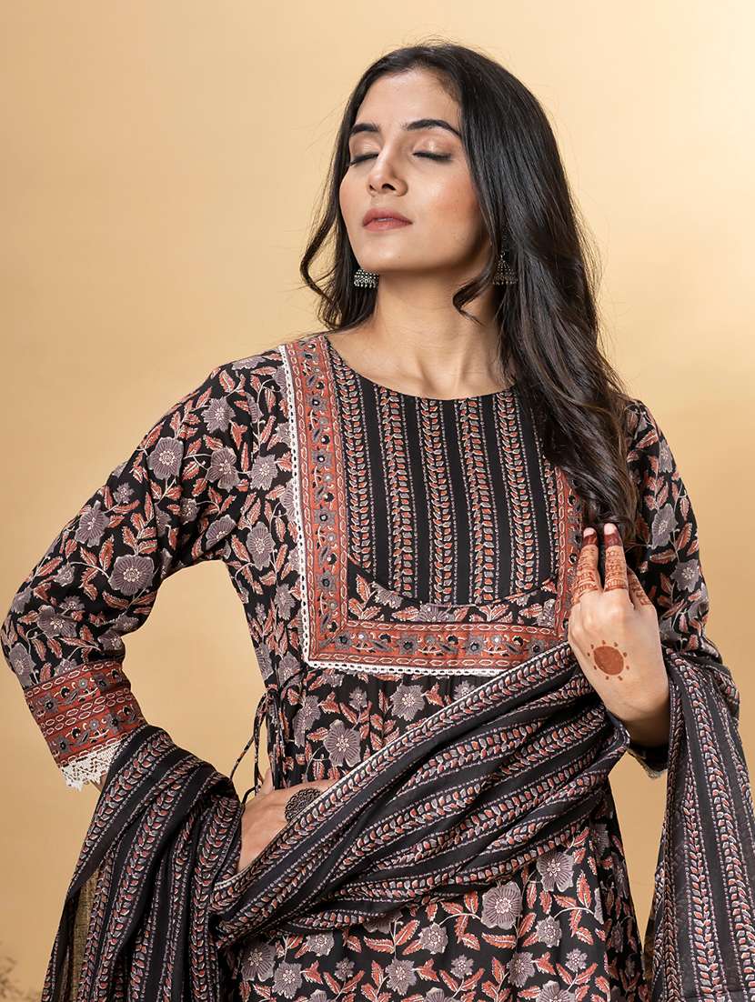 women three quarter sleeve kurta pant with dupatta set - 21962320 -  Standard Image - 4