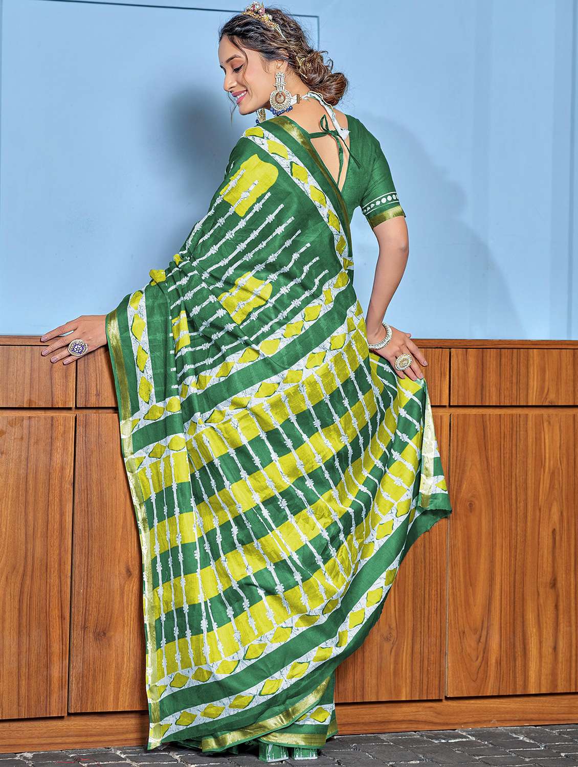 women printed casual wear saree with blouse - 21962381 -  Standard Image - 1