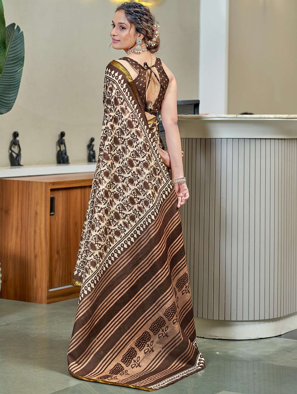 women printed casual wear saree with blouse - 21962419 -  Standard Image - 1