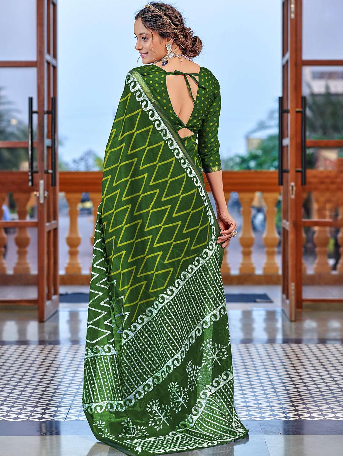 women printed casual wear saree with blouse - 21962490 -  Standard Image - 1