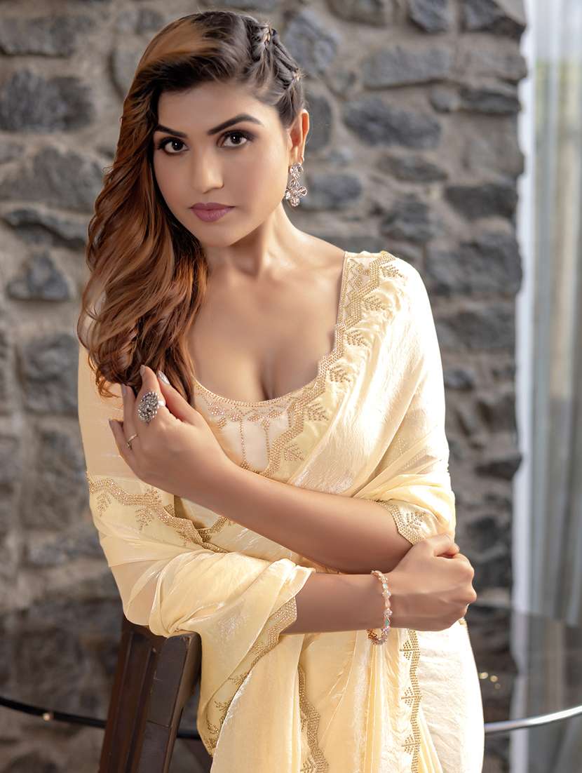 women solid with embellished bordered saree with blouse - 21962556 - Standard Image - 4
